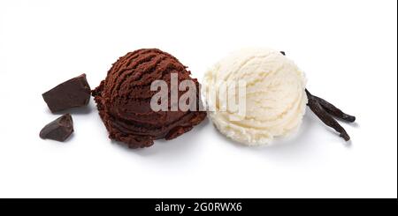 Verschiedene Eisschaufeln auf weißem Hintergrund. Schokoladeneis und Eiscreme isoliert mit Schokoladenstücken und Vanille. Stockfoto