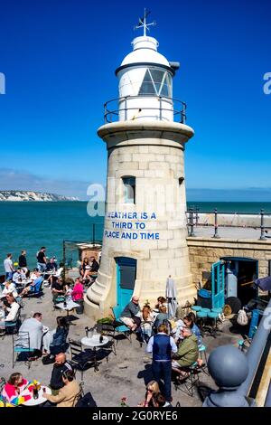 Menschen essen und trinken in der Lighthouse Champagne Bar Folkestone Stockfoto