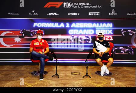 Baku, Aserbaidschan. Juni 2021. (L bis R): Charles Leclerc (MON) Ferrari und Yuki Tsunoda (JPN) AlphaTauri bei der FIA-Pressekonferenz. Großer Preis von Aserbaidschan, Donnerstag, 3. Juni 2021. Baku City Circuit, Aserbaidschan. FIA Pool Bild nur für redaktionelle Verwendung Kredit: James Moy/Alamy Live News Stockfoto