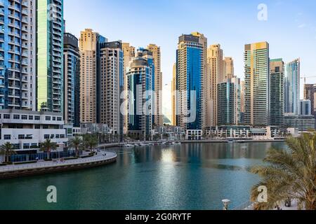 DUBAI, VAE - MÄRZ 2020: Blick auf Dubai Marina Stockfoto