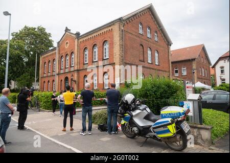 Celle, Deutschland. Juni 2021. Polizisten und Journalisten stehen vor dem Bezirksgericht Celle. Auf dem Gelände des Amtsgerichts schoss ein Mann eine Frau und dann sich selbst. Die Schüsse wurden in der Nähe des Eingangs abgefeuert. Quelle: Julian Stratenschulte/dpa/Alamy Live News Stockfoto