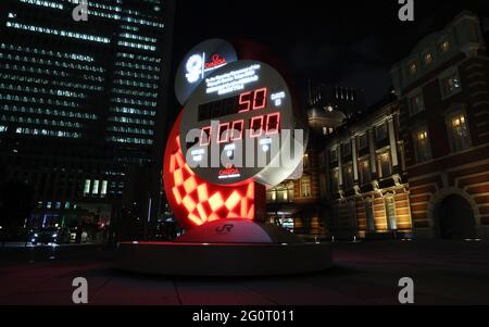 Tokio, Japan. Juni 2021. Die Countdown-Uhr für die Olympischen Spiele 2020 in Tokio läuft noch 50 Tage bis zur Eröffnungsfeier der Olympischen Spiele 2020 in Tokio am Donnerstag, dem 3. Juni 2021, vor dem Bahnhof in Tokio. Quelle: Yoshio Tsunoda/AFLO/Alamy Live News Stockfoto