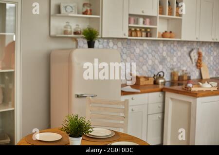 Stilvolles Kücheninterieur im skandinavischen Stil. Stockfoto