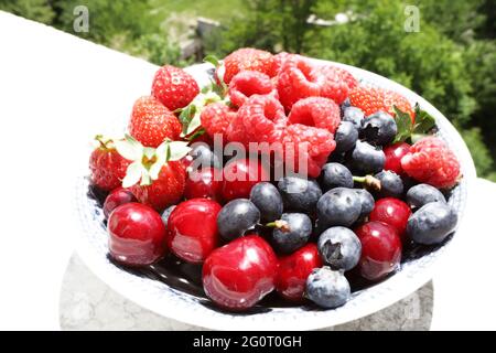 Frisches Obst und Beeren bei Tageslicht Stockfoto