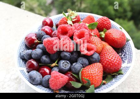 Frisches Obst und Beeren bei Tageslicht Stockfoto