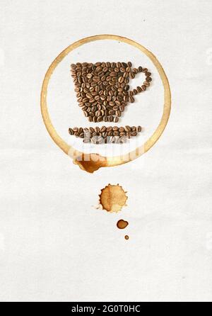 Tasse Kaffee aus Kaffeebohnen auf weißem Papier Stockfoto