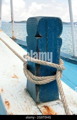 In die blaue Säule geknüpftes Marineseil Stockfoto