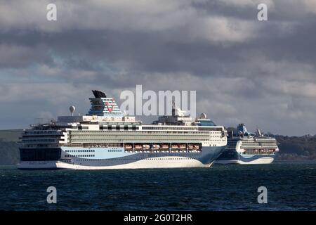 Vor der Küste von Torquay, Devon, sitzen die TUI-Kreuzschiffe Marella Explorer (links) und Marella Discovery vor Anker. Stockfoto