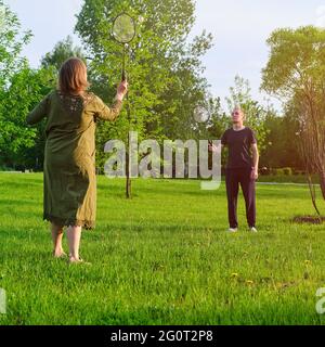 Paar spielen im Freien, Familiensportpark Rasen Stockfoto