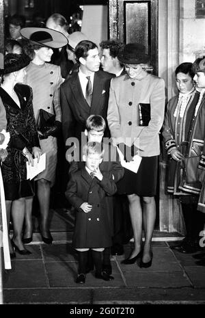 21.12.1988 Taufe der Prinzessin Beatrice Prinz Charles und Diana, Prinzessin von Wales mit den Söhnen Harry und William. Stockfoto