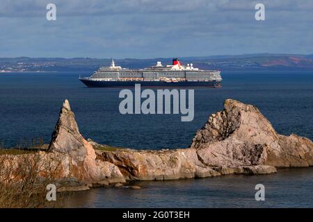 Das Queen Victoria-Schiff liegt auf ruhigen Gewässern in der Nähe von Anstey's Cove, während es vor Torbay in Devon, Großbritannien, vor Anker liegt. Stockfoto