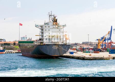 Haydarpasa, Istanbul, Türkei 15. April 2021: Das iranische Containerschiff Shamim, gebaut in Deutschland, vertäut im Hafen von Haydarpasa, Istanbul. Stockfoto