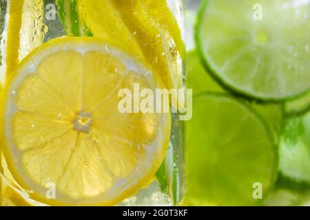 Kalte, erfrischende hausgemachte Limonade mit Minze, Zitrone und Limette in Maurergläsern. Stockfoto