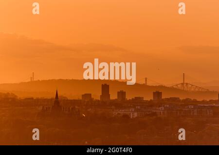 Sonnenuntergang Blick auf die drei Brücken Edinburgh. Von Calton Hill Stockfoto