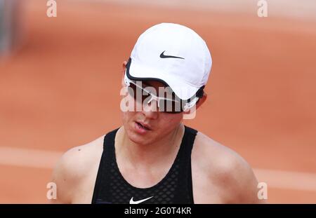 Paris, Frankreich. Juni 2021. Zheng Saisai aus China reagiert während des Spiels der Frauen in der zweiten Runde zwischen Zheng Saisai aus China und Marta Kostyuk aus der Ukraine beim French Open Tennisturnier bei Roland Garros in Paris, Frankreich, 3. Juni 2021. Kredit: Gao Jing/Xinhua/Alamy Live Nachrichten Stockfoto