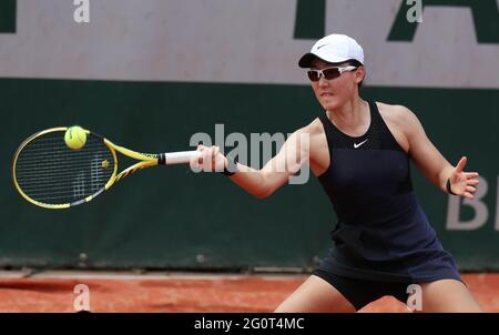 Paris, Frankreich. Juni 2021. Zheng Saisai aus China tritt beim French Open-Tennisturnier in Roland Garros in Paris, Frankreich, am 3. Juni 2021 im Einzel-Match zwischen Zheng Saisai aus China und Marta Kostyuk aus der Ukraine an. Kredit: Gao Jing/Xinhua/Alamy Live Nachrichten Stockfoto