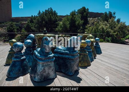 Riesige Schachfiguren, die draußen auf Brettern gelegt wurden Stockfoto