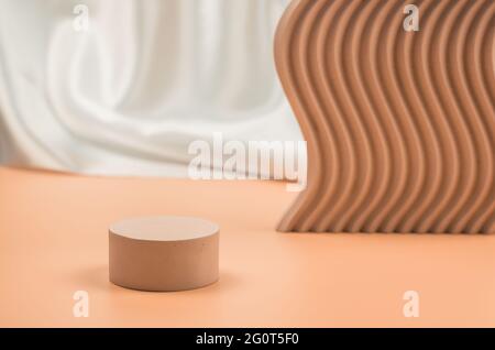 Leeres beigefarbenes Podium auf beigefarbenem Hintergrund mit geometrischen Formen. Gips Podium für die Präsentation von kosmetischen Produkten Stockfoto