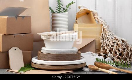 Umweltfreundliche Verpackungen und Geschirr aus natürlichen, recycelbaren Materialien. Konzept für Umweltschutz und Abfallreduzierung. Stockfoto