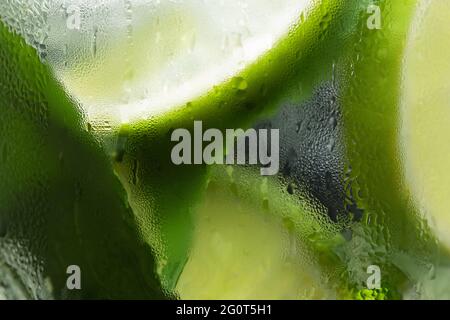 Makrobild eines vernebelten gekühlten Glases mit einem Mojito. Lebensmittelhintergrund, Textur, selektiv, Fokus. Stockfoto