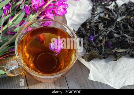 Kräutertee aus Feuerkraut bekannt als blühende sally in Tasse. Stockfoto