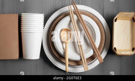 Umweltfreundliche Verpackungen und Geschirr aus natürlichen, recycelbaren Materialien. Umweltschutz- und Abfallreduktionskonzept, Draufsicht, Flat Lay. Stockfoto
