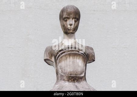 Marmorstatue der weinenden Frau. Depression der gebrochenen Person Konzept. Batumi, Georgien: 2018-11-04 Stockfoto