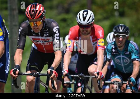 Der Belgier Tim Wellens von Lotto Soudal und der Däne Kasper Asgreen von Deceuninck - Quick-Step im Einsatz während der fünften Etappe der 73. Ausgabe Stockfoto