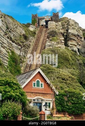 Die Hastings East Cliff Railway, auch bekannt als East Hill Lift, ist die steilste Standseilbahn Großbritanniens. Es bietet Zugang zum Hastings Country Park. Stockfoto