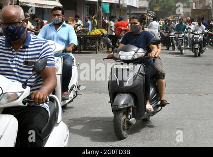 Beawar, Indien. Juni 2021. Beawar, Rajasthan, Indien, 1. Juni 2021: Die Inder wandern auf einem Markt, ohne die soziale Distanzierung aufrechtzuerhalten, während der Prozess der COVID-19-Sperre in Beawar beginnt. (Foto: Sumit Saleswat/Pacific Press) Quelle: Pacific Press Media Production Corp./Alamy Live News Stockfoto