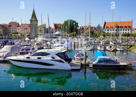 Hafen von Lindau am Bodensee und alter Leuchtturm bekannt als Mangturm, Bayern, Deutschland. Stockfoto