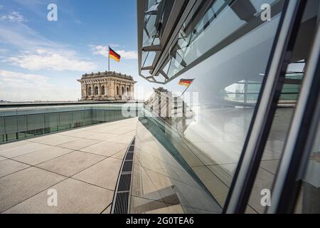 Terrasse und Kuppel des Deutschen Bundestages - Reichstagsgebäude mit deutscher Flagge - Berlin, Deutschland Stockfoto