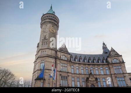 Spuerkeess - Gebäude und Turm der luxemburgischen staatlichen Sparkasse - Luxemburg-Stadt, Luxemburg Stockfoto