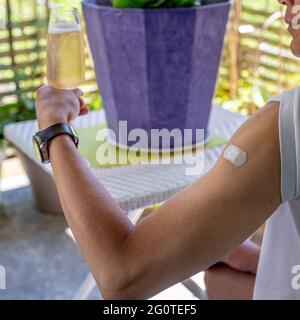 Ein asiatischer Mann zeigt nach dem Coronavirus-Impfstoff Gips auf der Schulter. Impfungen, Impfungen, Grippeschutzkonzept. Covid-19-Impfstoff erhalten. Ma Stockfoto