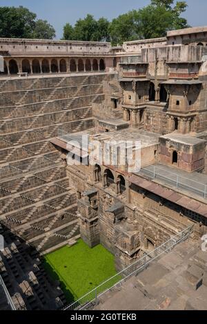 Der Chand Baori-ein Steppwell von König Chanda in Abhaneri Dorf, Rajasthan im 9. Jahrhundert gebaut. Es besteht aus 3,500 Stufen und ist 13 Stockwerke tief Stockfoto