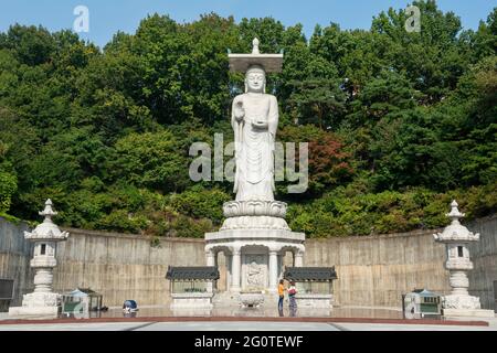 Buddha-Statue auf grünem Baumhintergrund im Bongeunsa-Tempel im Gangnam-Bezirk in Seoul, Südkorea. Es ist eine beliebte Touristenattraktion Asiens. Stockfoto