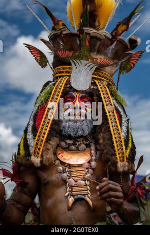 PAPUA-NEUGUINEA: Ein Mitglied des Stammes der Tambul. DIESER FOTOGRAF hat die konkurrierenden Stämme von Papua-Neuguinea festgehalten, die sich in einem jährlichen c zusammenschließen Stockfoto