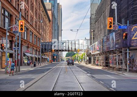 Die Fußgängerbrücke Toronto Eaton Centre (TEC) in der Queen Street West im Stadtzentrum von Toronto, Kanada Stockfoto