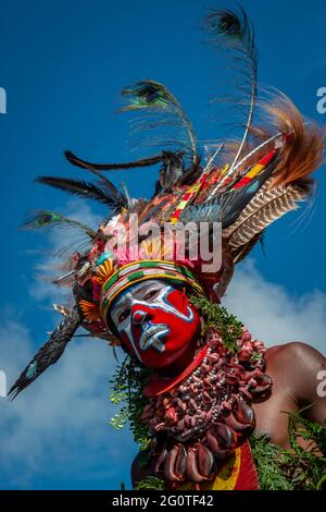 PAPUA-NEUGUINEA: Ein Mitglied des Stammes der Tambul steht stolz da. DIESER FOTOGRAF hat die sich zusammenfintenden Stämme von Papua-Neuguinea festgehalten Stockfoto