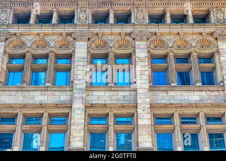 Architektur im Kolonialstil (1898) in der Steinfassade eines Gebäudes in der Adelaide Street 11, Toronto, Kanada Stockfoto