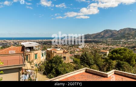 Panoramablick mit mittelmeerküste und Palermo Stadt im Hintergrund von der Stadt Monreale, Sizilien, Italien Stockfoto