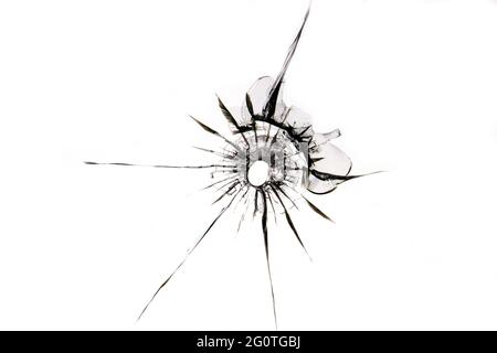 Textur von Rissen auf dem Glas von einem Schuss in das Fenster isoliert auf weißem Hintergrund Stockfoto