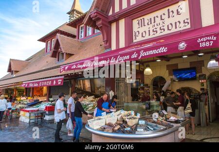 FRANKREICH. CALVADOS (14) TROUVILLE. FISCHMARKT Stockfoto