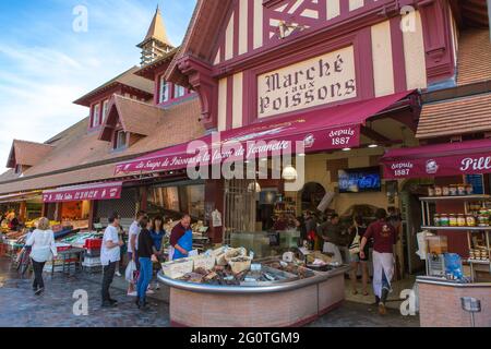 FRANKREICH. CALVADOS (14) TROUVILLE. FISCHMARKT Stockfoto