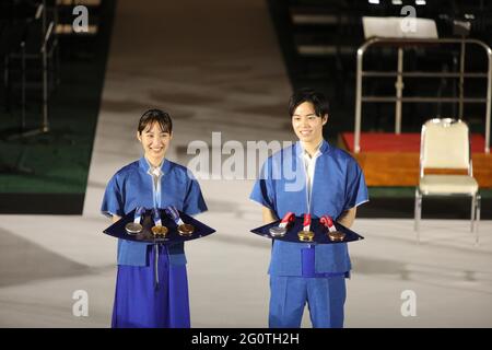 Tokio. Juni 2021. Die Modelle präsentieren die Medaillenspiegel während einer Enthüllung der Gegenstände, die für die Siegerzeremonien der Olympischen und Paralympischen Spiele 2020 in Tokio am 3. Juni 2021 in der Ariake Arena in Tokio, Japan, verwendet werden. Quelle: Wang Zijiang/Xinhua/Alamy Live News Stockfoto