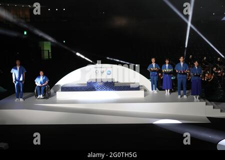 Tokio, Tokio Olympische und Paralympische Spiele 2020 in der Ariake Arena in Tokio. Juni 2021. Elemente und Gegenstände wie Podium, Musik, Kostüm und Medaillenspiegel werden während einer Enthüllung der Gegenstände präsentiert, die für die Siegerzeremonien der Olympischen und Paralympischen Spiele 2020 in Tokio am 3. Juni 2021 in der Ariake Arena in Tokio, Japan, verwendet werden. Quelle: Wang Zijiang/Xinhua/Alamy Live News Stockfoto