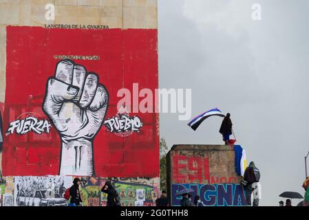 Die indigene Gemeinschaft 'Misak' nahm am 2. Juni 2021 in Bogota, Kolumbien, im Rahmen des nationalen Streiks Teil, der bereits 35 Tage abgeschlossen hat. (Foto: Santiago Villegas/Pacific Press/Sipa USA) Quelle: SIPA USA/Alamy Live News Stockfoto