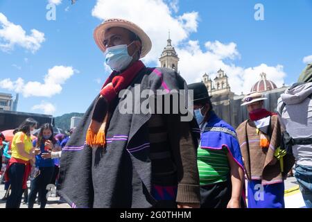 Die indigene Gemeinschaft 'Misak' nahm am 2. Juni 2021 in Bogota, Kolumbien, im Rahmen des nationalen Streiks Teil, der bereits 35 Tage abgeschlossen hat. (Foto: Santiago Villegas/Pacific Press/Sipa USA) Quelle: SIPA USA/Alamy Live News Stockfoto