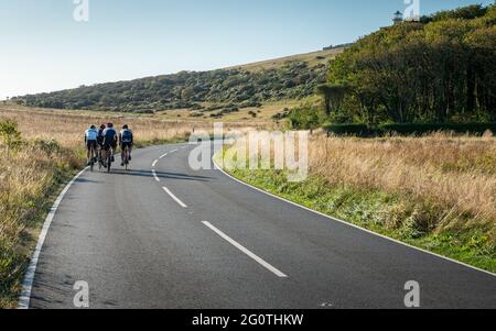 Mit dem Rad durch die South Downs, East Sussex, England. Eine Gruppe von Straßenradfahrern trainiert auf den ruhigen Straßen der südenglischen Landschaft. Stockfoto