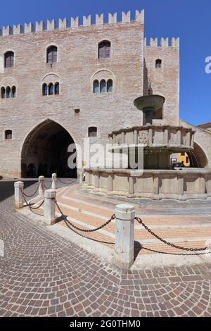 Sturinalto-Brunnen auf der Piazza del Comune gegen den Palazzo Del Podesta in Fabriano, Provinz Ancono, Marken, Italien Stockfoto